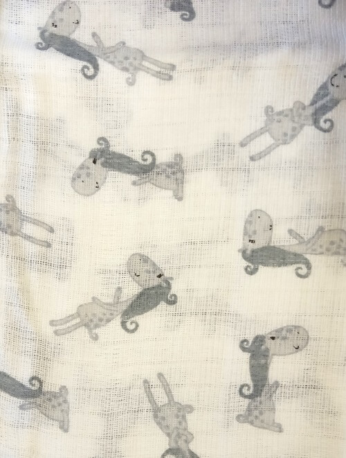 Plienka bavlnená biela so sivou potlačou 70x80cm - Koník